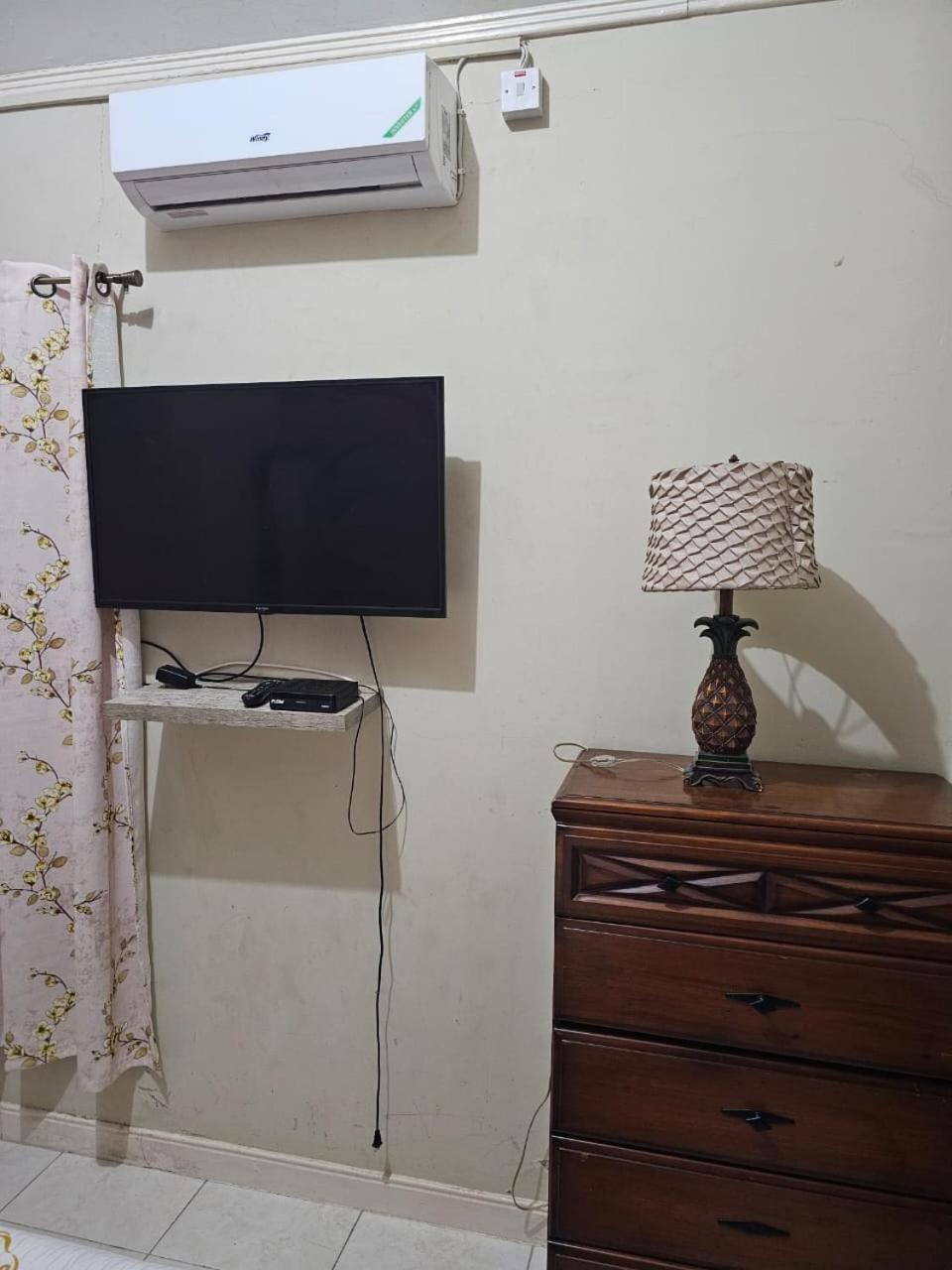 #1 Jacaranda Vacation Home Spanish Town Eksteriør bilde